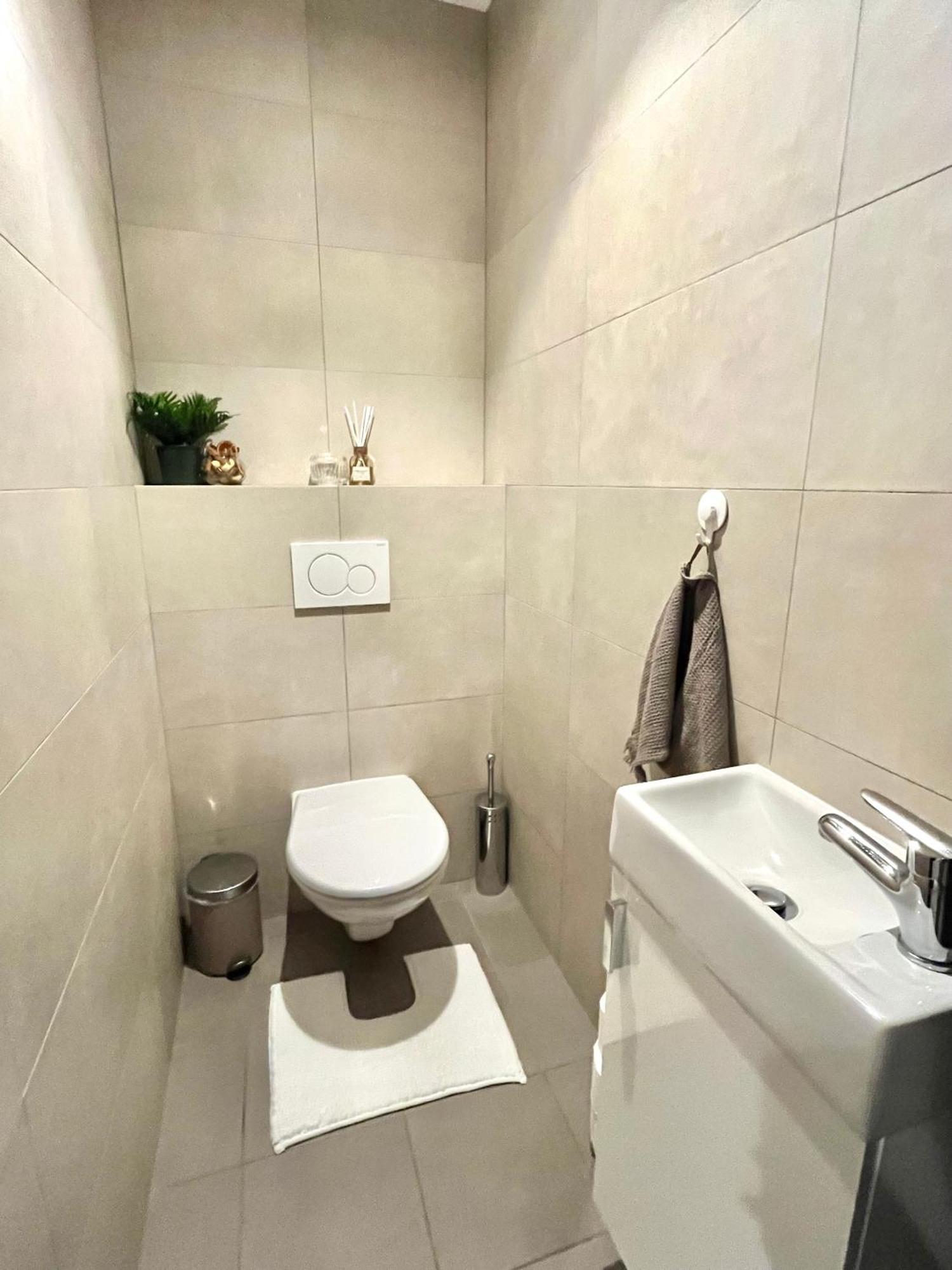 The Elite Suite Downtown 2- Bedroom Apt Ac & Garage Parking Bratislava Esterno foto