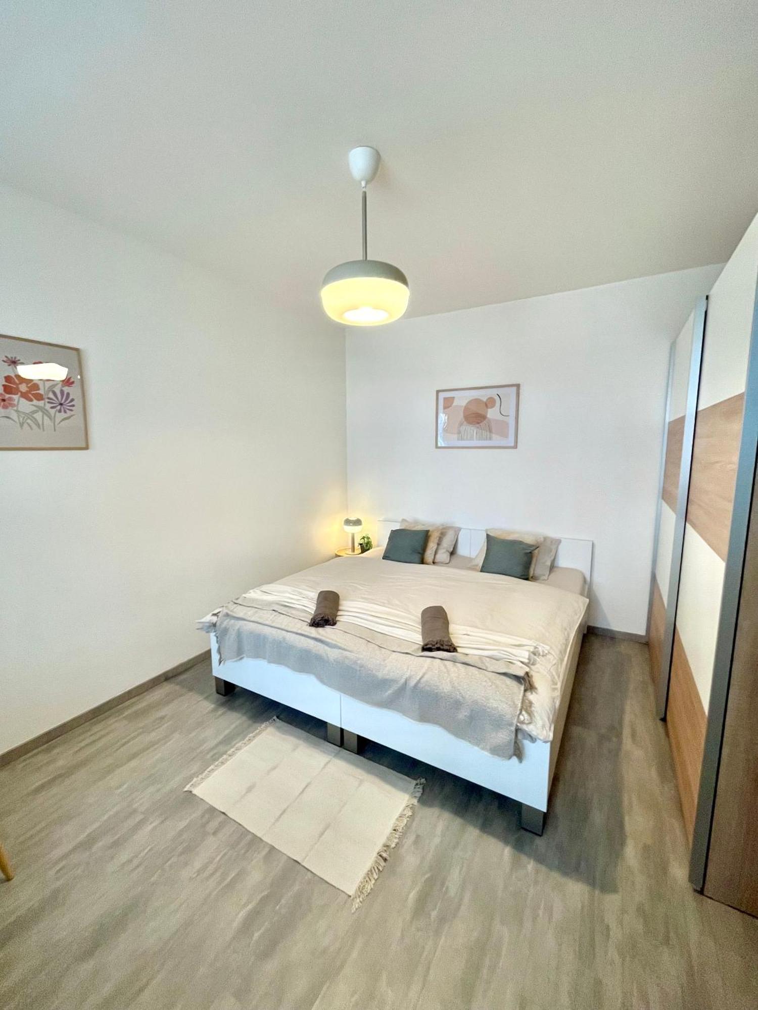 The Elite Suite Downtown 2- Bedroom Apt Ac & Garage Parking Bratislava Esterno foto