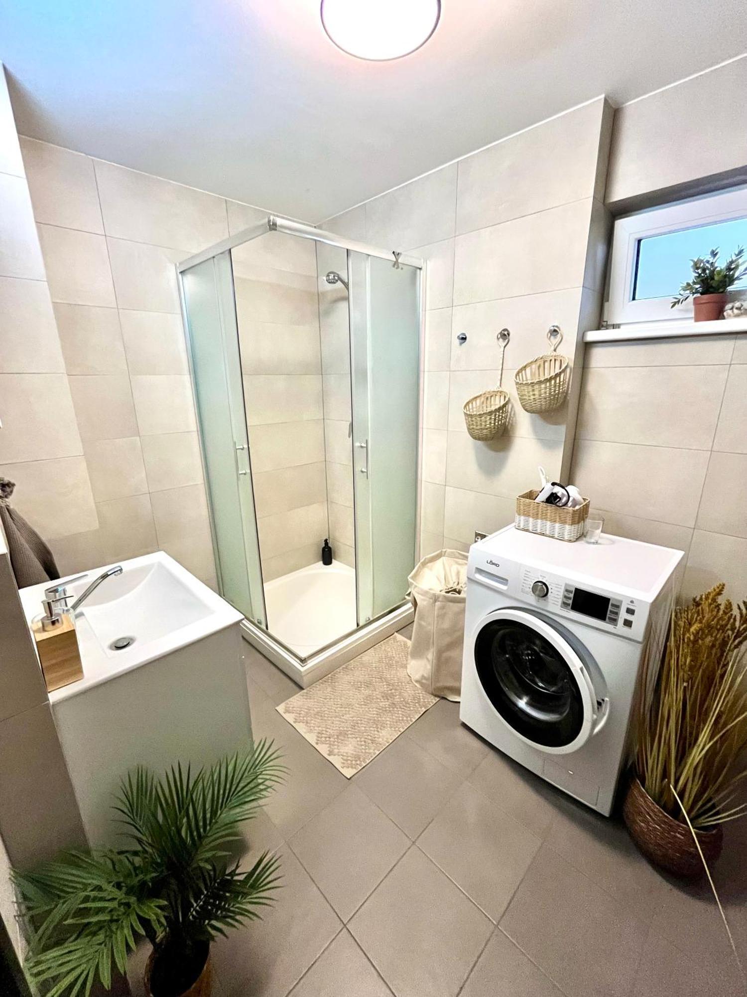 The Elite Suite Downtown 2- Bedroom Apt Ac & Garage Parking Bratislava Esterno foto