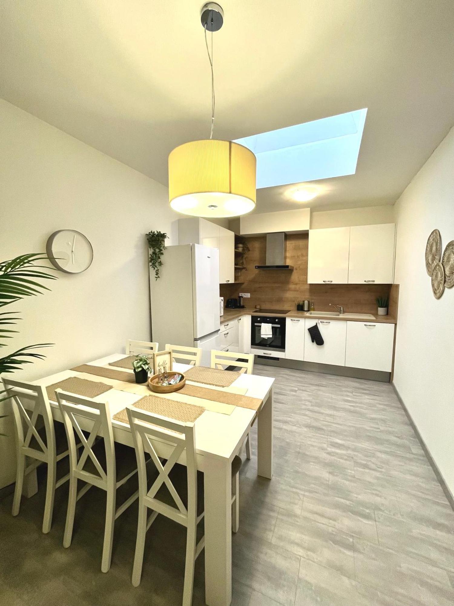 The Elite Suite Downtown 2- Bedroom Apt Ac & Garage Parking Bratislava Esterno foto
