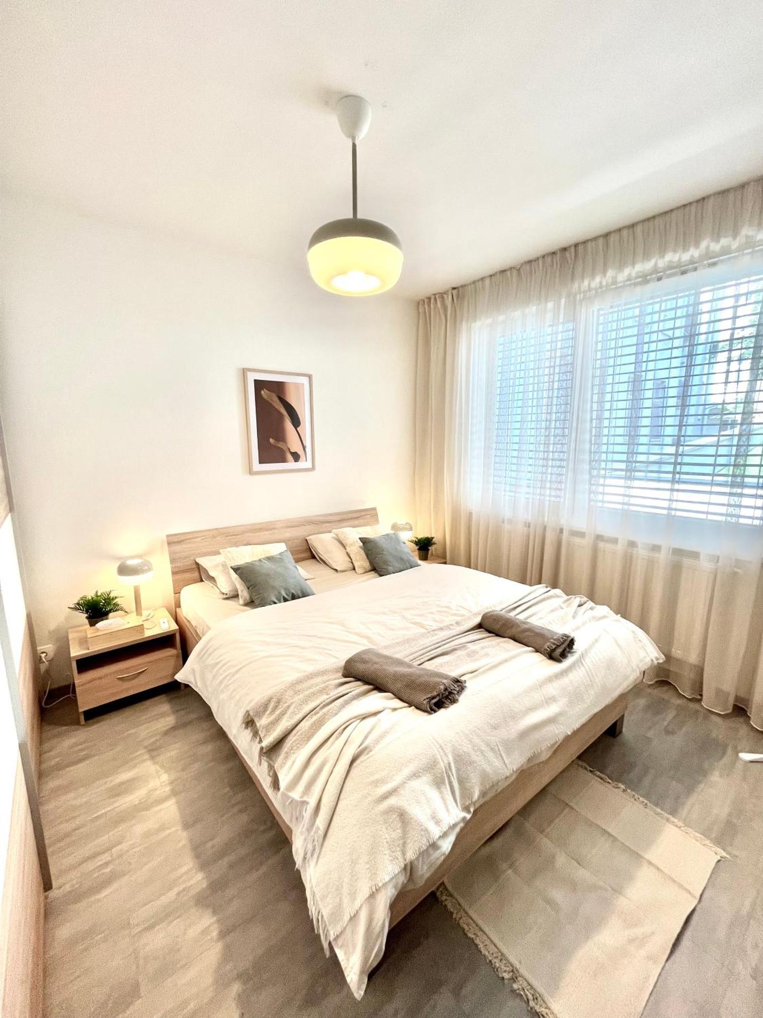 The Elite Suite Downtown 2- Bedroom Apt Ac & Garage Parking Bratislava Esterno foto